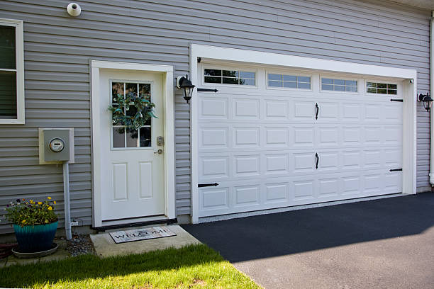 24/7 Emergency Garage Door Panel Replacement experts in Howard County County, IA